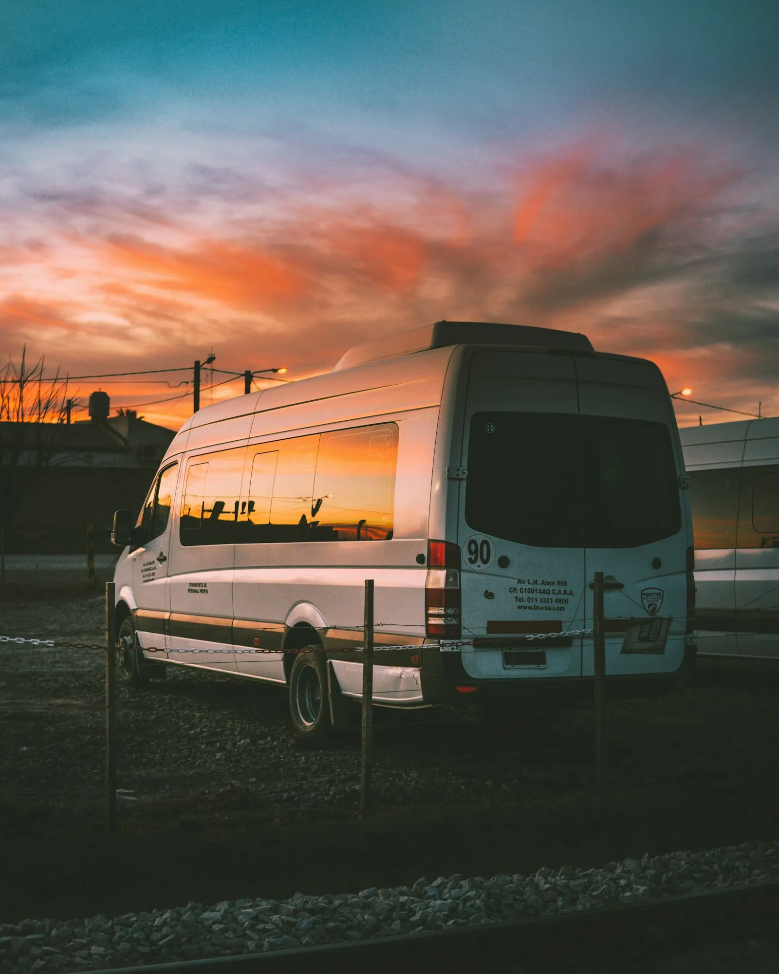 Микроавтобус Mercedes-Benz Sprinter на площадке перед выездом